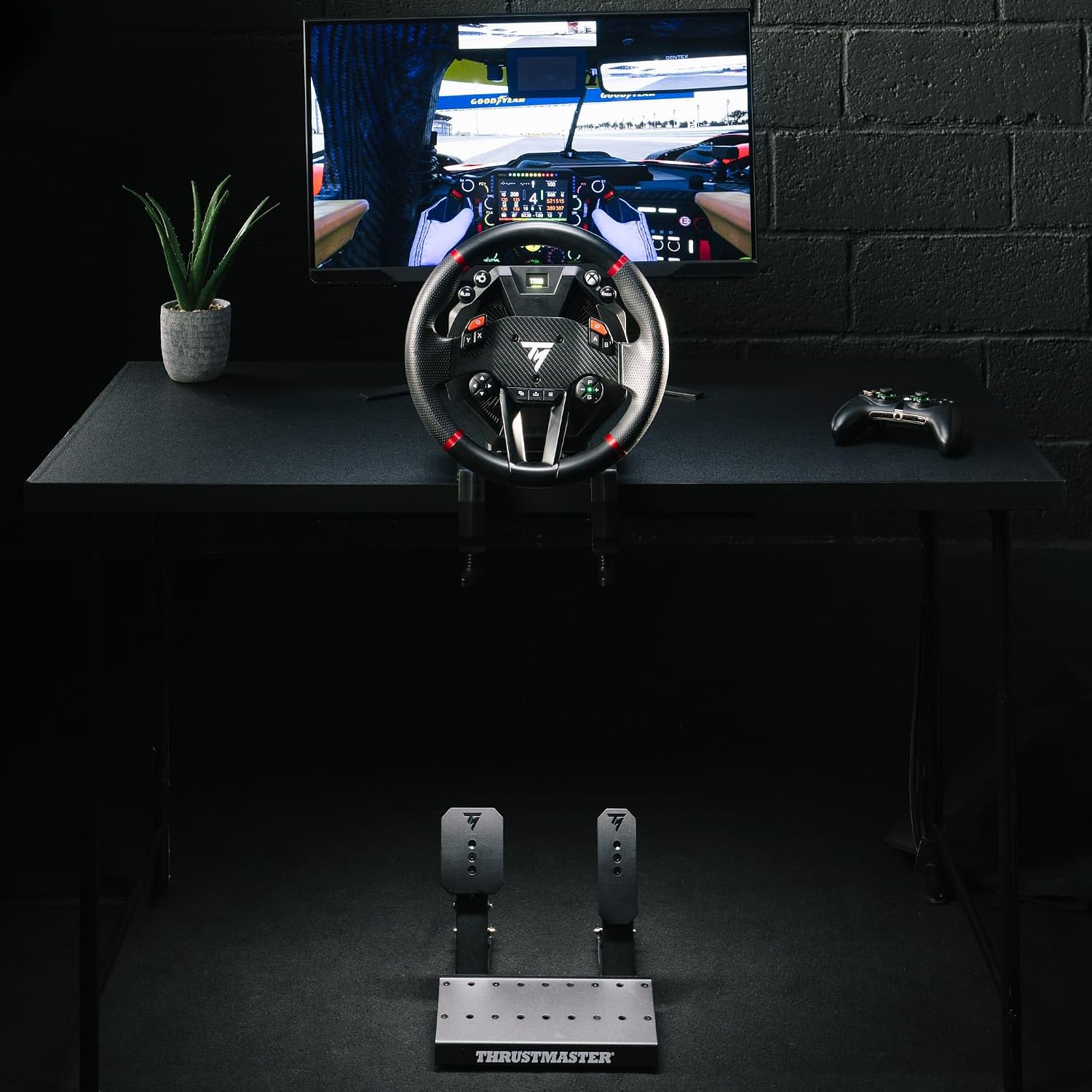 Thrustmaster T598 monté sur un cockpit de simracing